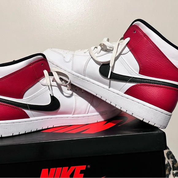 2019 Mens Nike Air Jordan 1 Mid White Chicago Red Black White Size 13 NDS - Picture 7 of 10